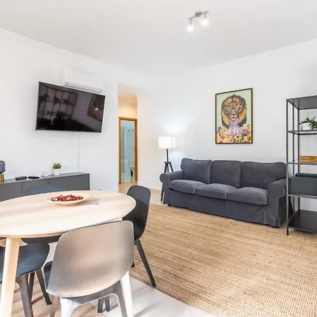 Апартаменты Modern Retreat In By Lovelystay Каштру-Марин